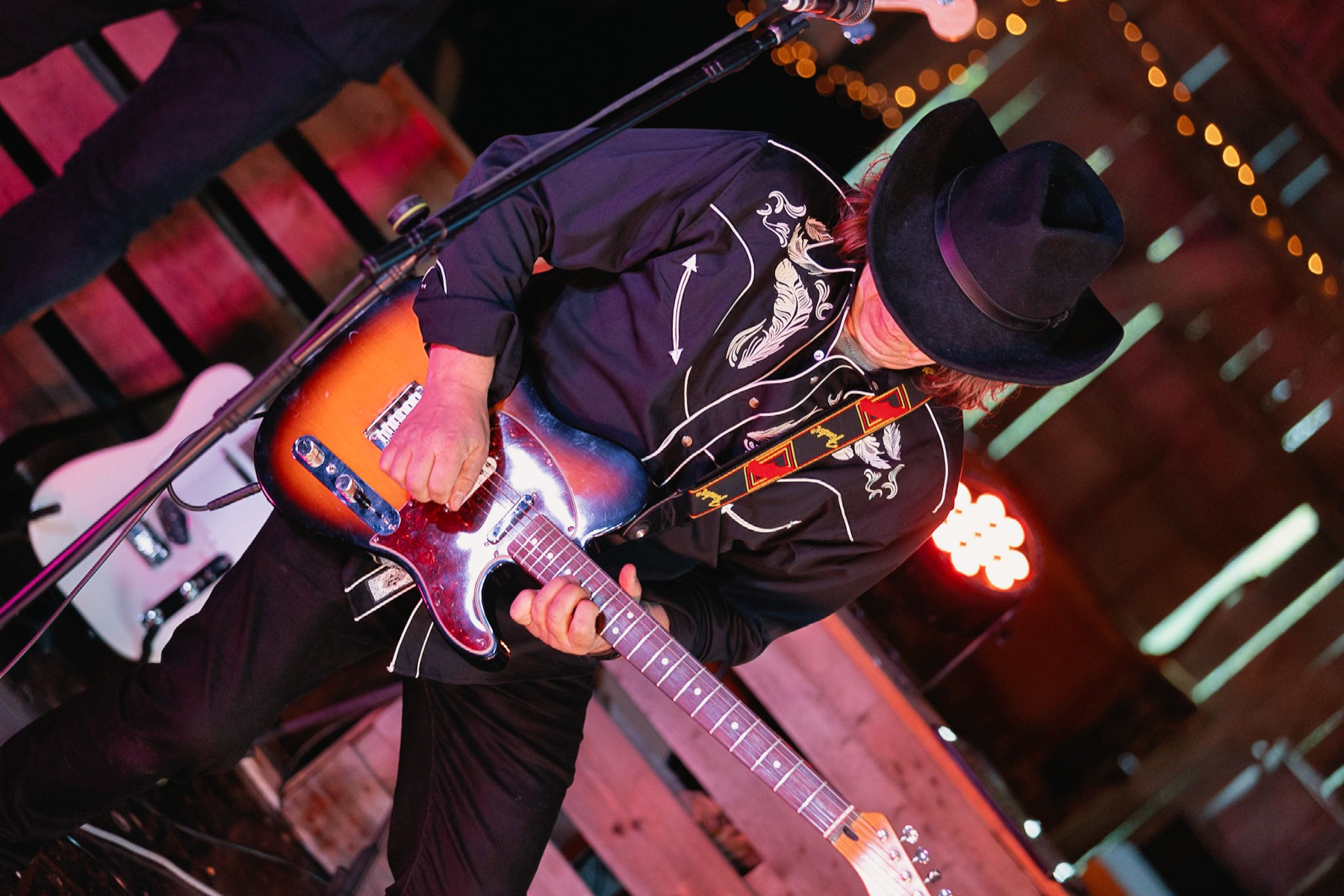 Gitarist på scenen med cowboyhatt