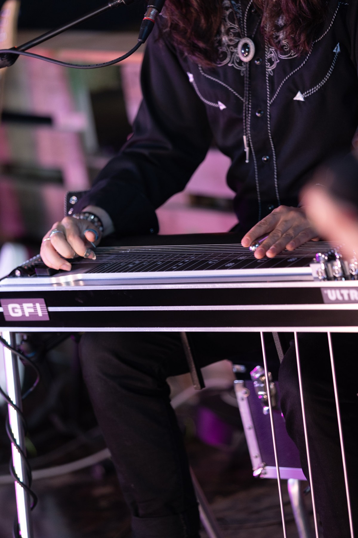 Nærbilde av pedal steel under konserten